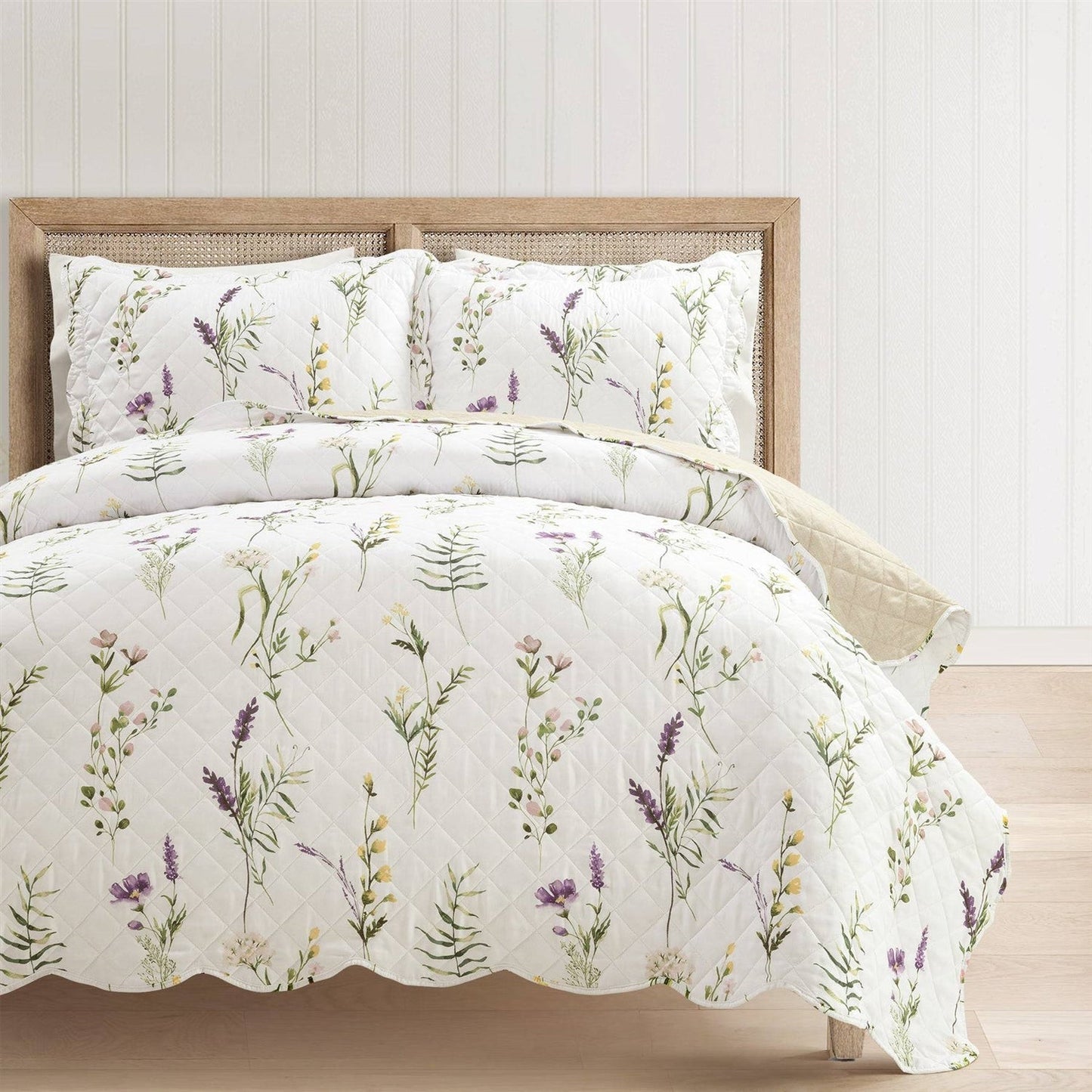 Full/Queen Scallop Edge Floral Lightweight 3 Piece Quilt Set — Chic Home-Decor