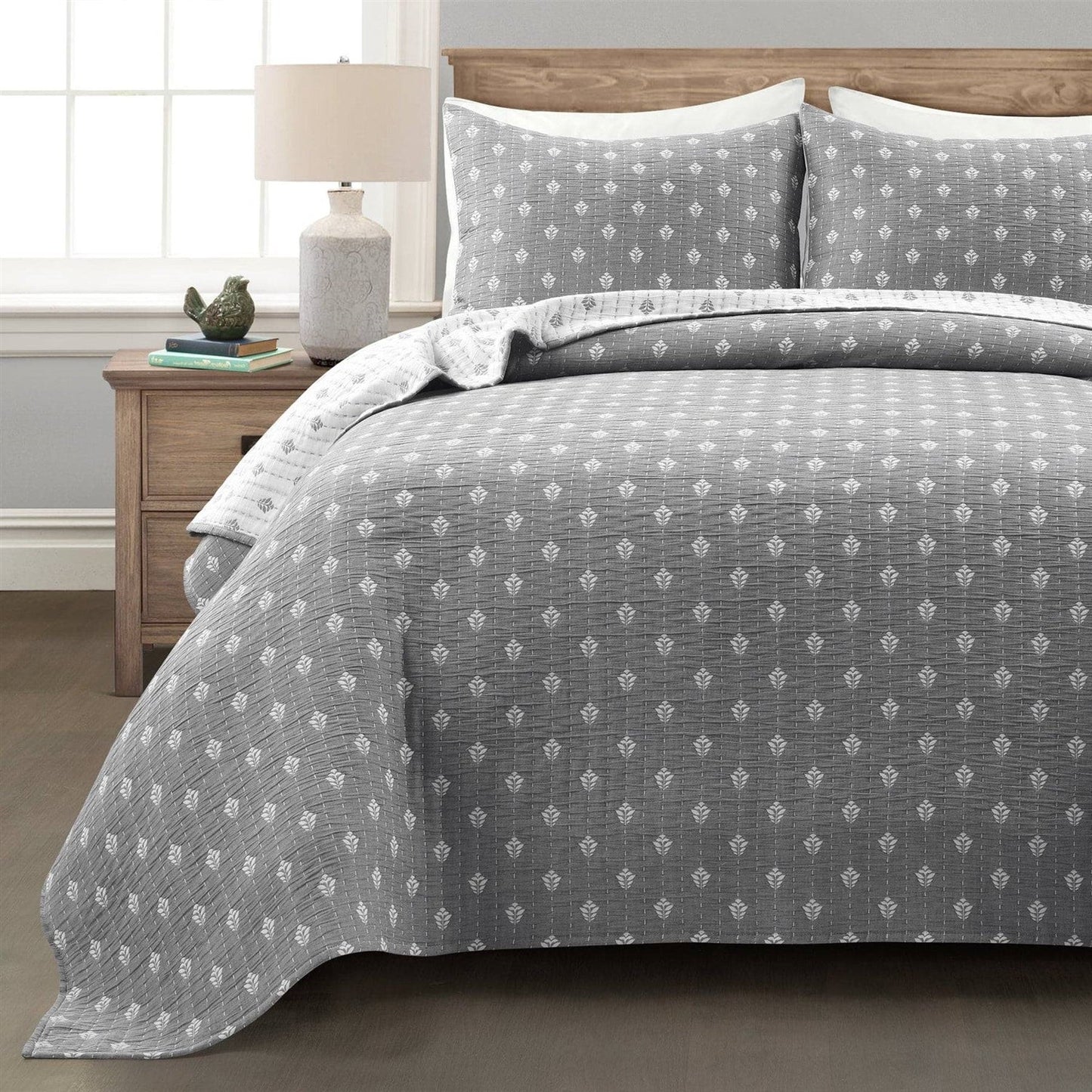 King size 3-Piece Reversible Cotton Yarn Woven Quilt Set in Grey and White — Chic Home-Decor