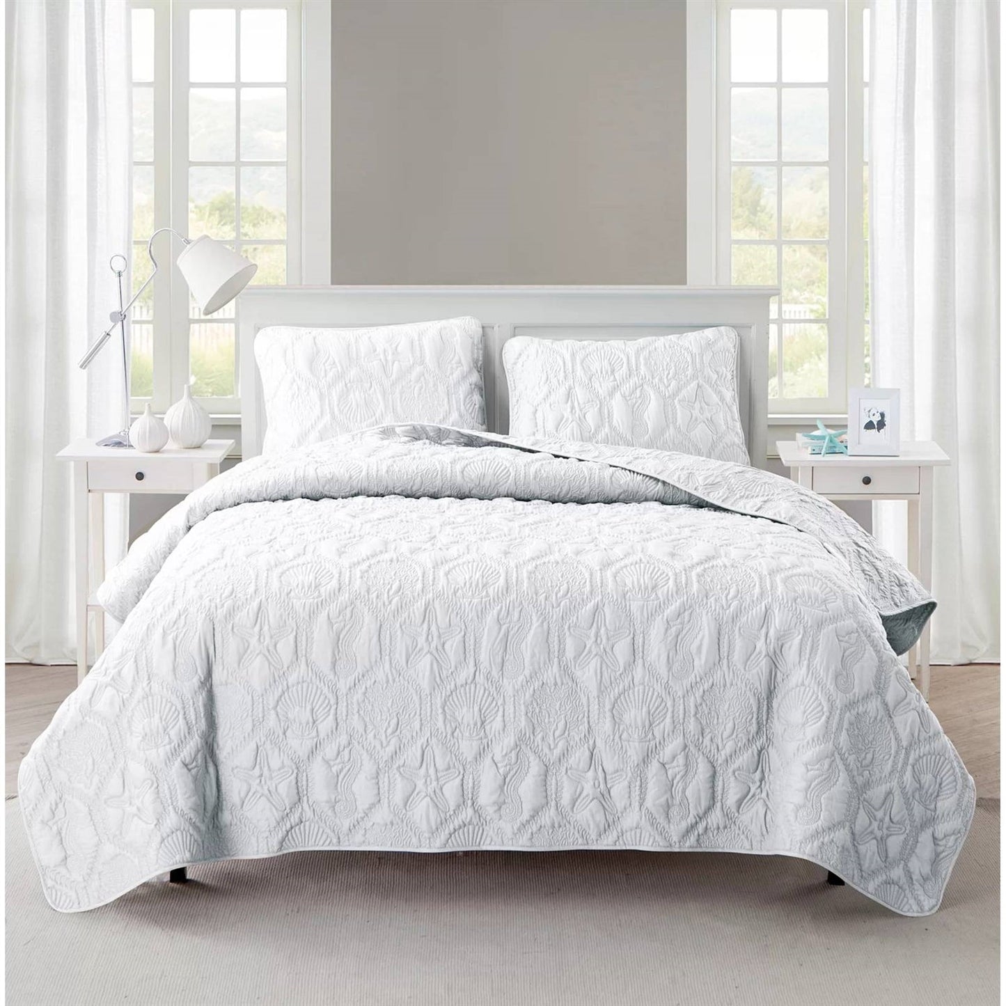 King size Coastal Beach Seashells Starfish Sea Horse White 3-Piece Quilt Set — Chic Home-Decor