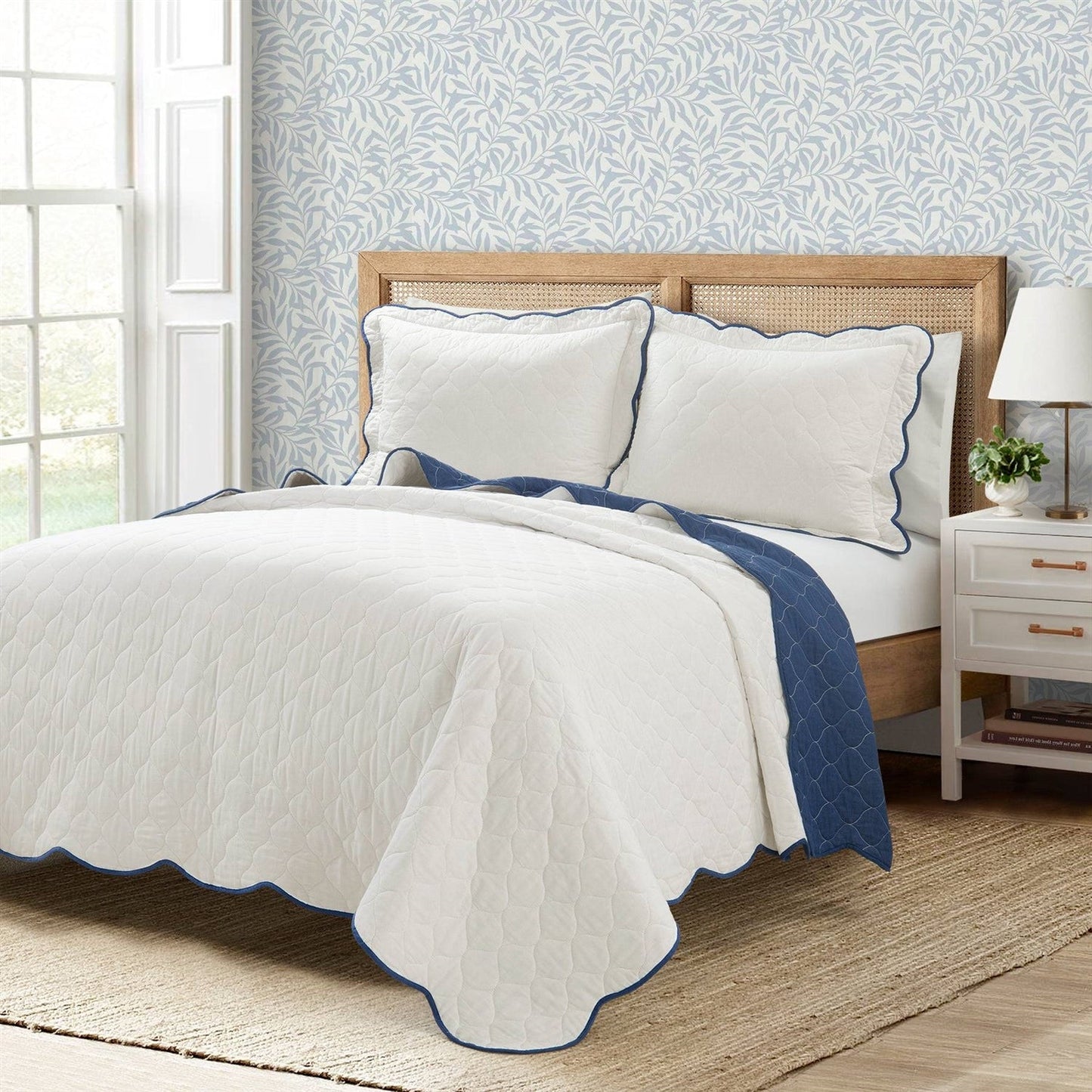 Full/Queen White Navy Scalloped Edge Reversible Thin Light Quilt Set — Chic Home-Decor