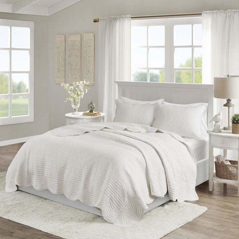Full/Queen size 3-Piece Reversible Scalloped Edges Microfiber Quilt Set in White — Chic Home-Decor