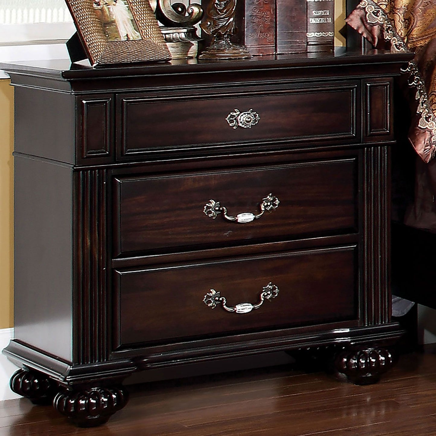Nightstand in dark walnut solid wood with 3 drawers and antique-brass handles