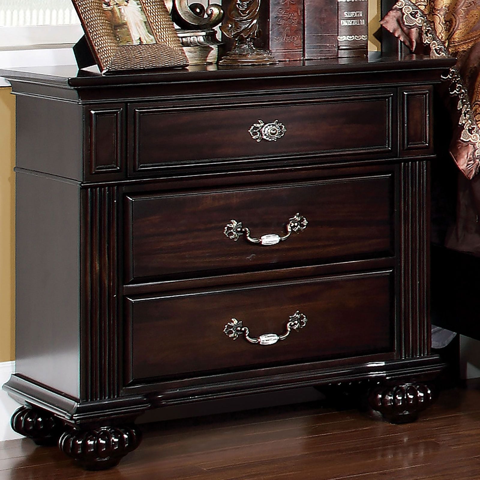 Nightstand in dark walnut solid wood with 3 drawers and antique-brass handles